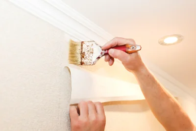 Pose de papier peint à Villeneuvette — revêtements muraux et toiles de verre
